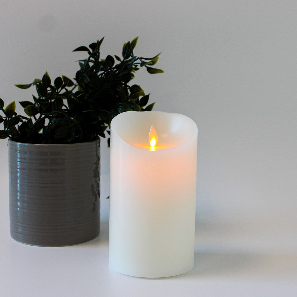 LED XL Bloklys 17,5cm høj med flammeeffekt og fjernbetjening i hvid, Ø10cm, virker med ægte stearin