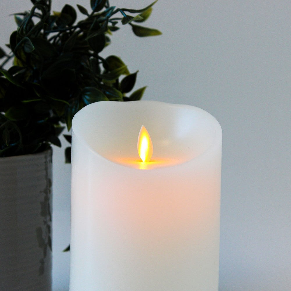 LED XL Bloklys 17,5cm høj med flammeeffekt og fjernbetjening i hvid, Ø10cm, virker med ægte stearin