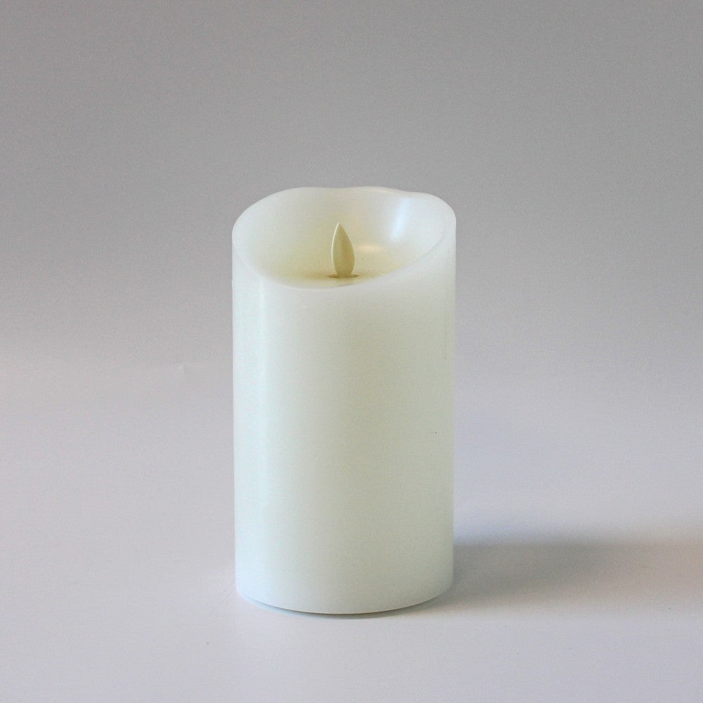 LED XL Bloklys 17,5cm høj med flammeeffekt og fjernbetjening i hvid, Ø10cm, virker med ægte stearin