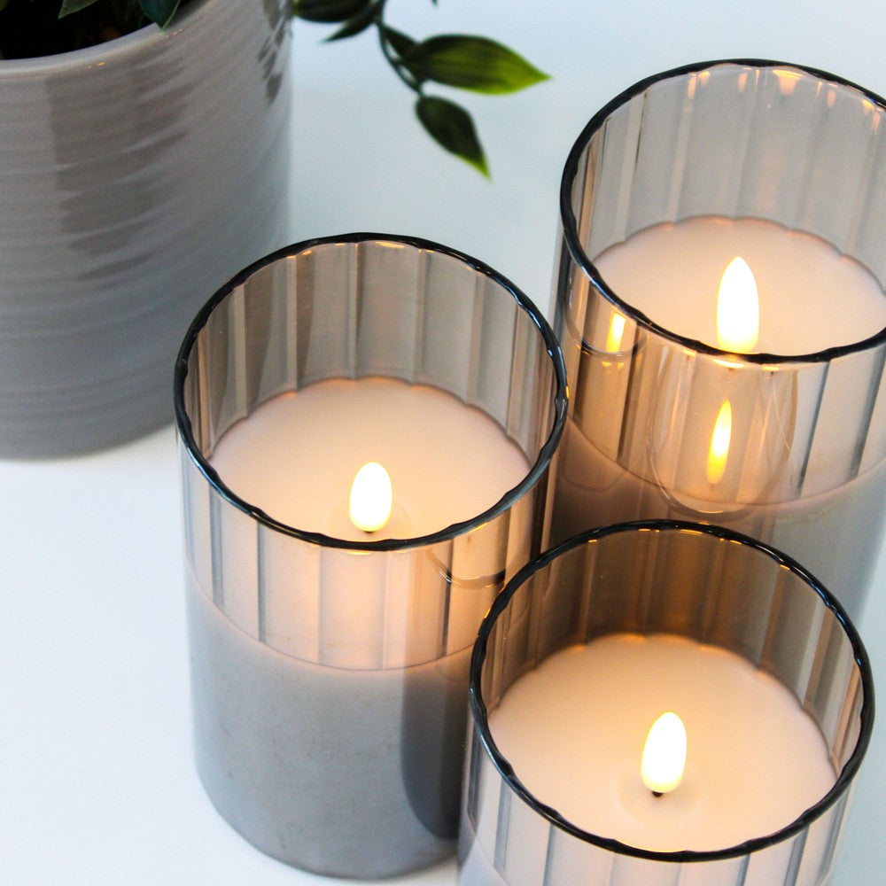 LED bloklys sæt i røgfarvet glas med flammeeffekt, 3 stk, inkl. fjernbetjening og timer, 10/12,5/15cm høje, ægte stearin