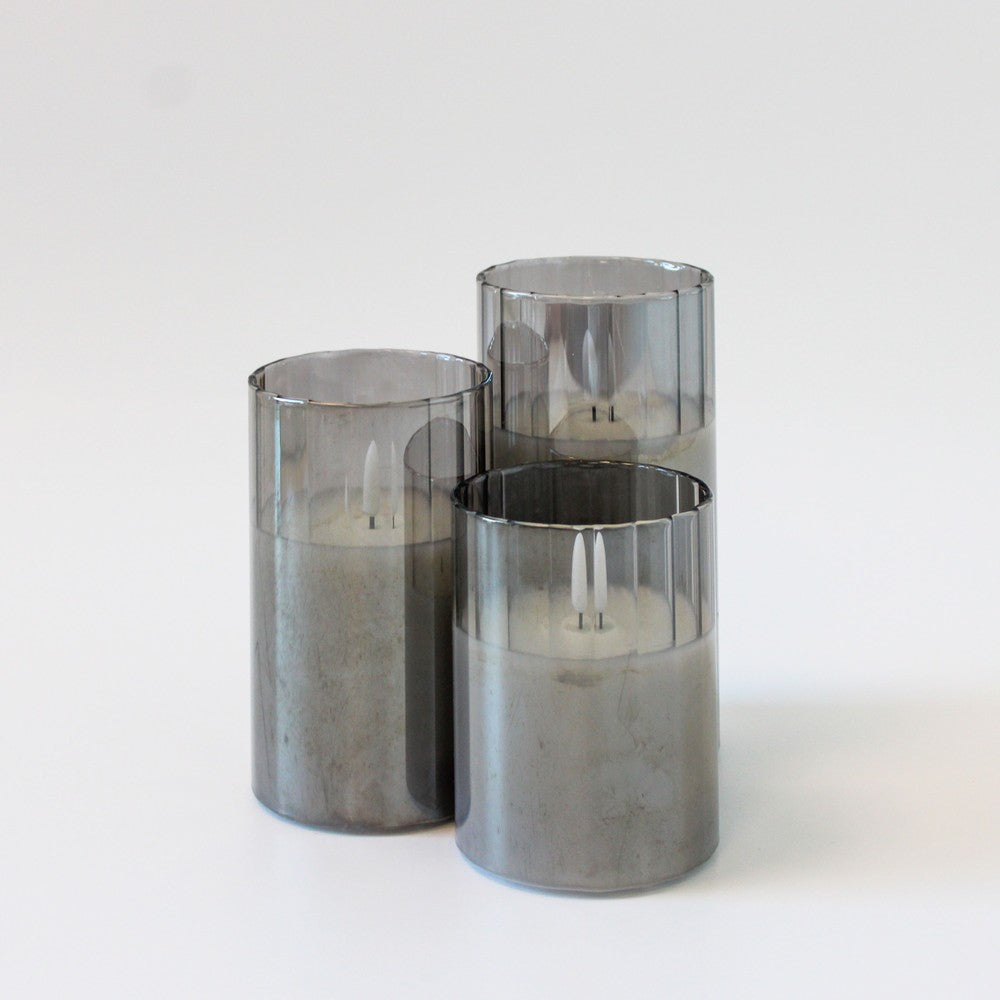 LED bloklys sæt i røgfarvet glas med flammeeffekt, 3 stk, inkl. fjernbetjening og timer, 10/12,5/15cm høje, ægte stearin