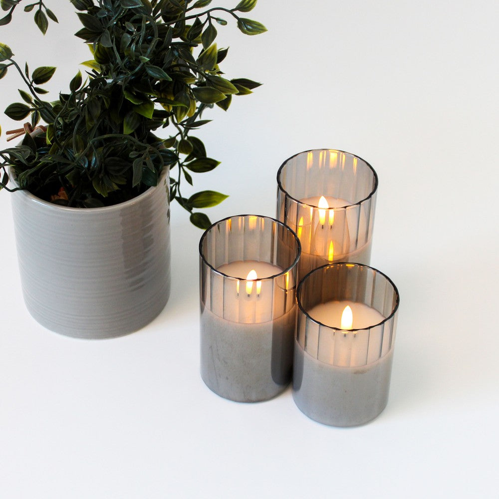LED bloklys sæt i røgfarvet glas med flammeeffekt, 3 stk, inkl. fjernbetjening og timer, 10/12,5/15cm høje, ægte stearin