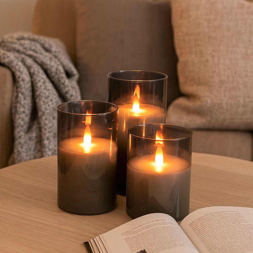 LED Bloklys sæt i røgfarvet glas Ø7,5cm, 3 stk, flammeeffekt - Inkl. fjernbetjening og timer, 10/12,5/15cm høj, ægte stearin