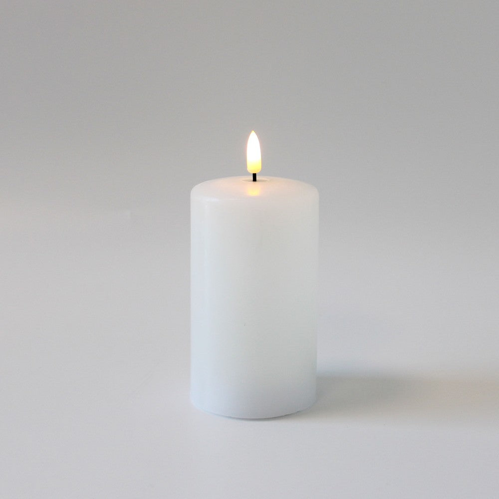 LED Bloklys med smelte-look og flammeeffekt, inkl. fjernbetjening, timer og ægte stearin - 12,5cm høj, Ø7,5cm