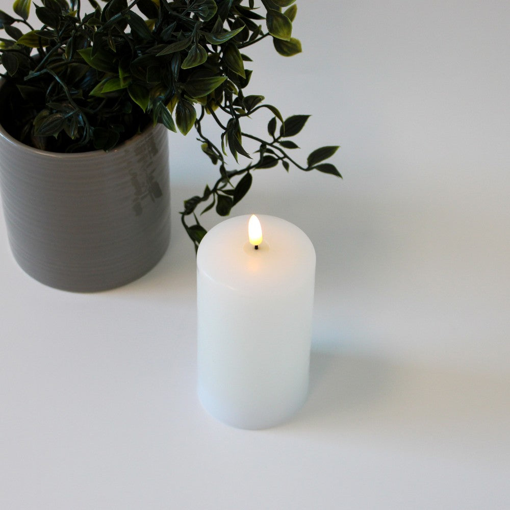 LED Bloklys med smelte-look og flammeeffekt, inkl. fjernbetjening, timer og ægte stearin - 12,5cm høj, Ø7,5cm