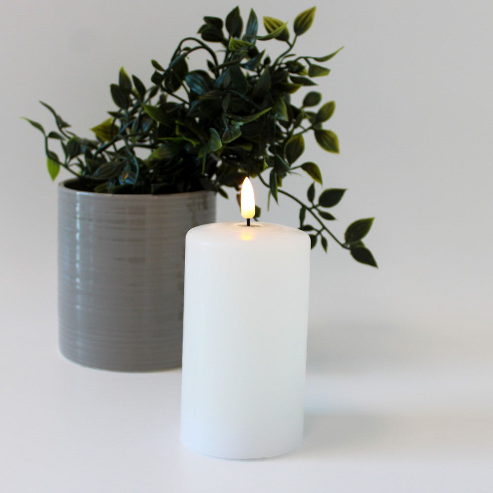 LED Bloklys med smelte-look og flammeeffekt, inkl. fjernbetjening, timer og ægte stearin - 12,5cm høj, Ø7,5cm