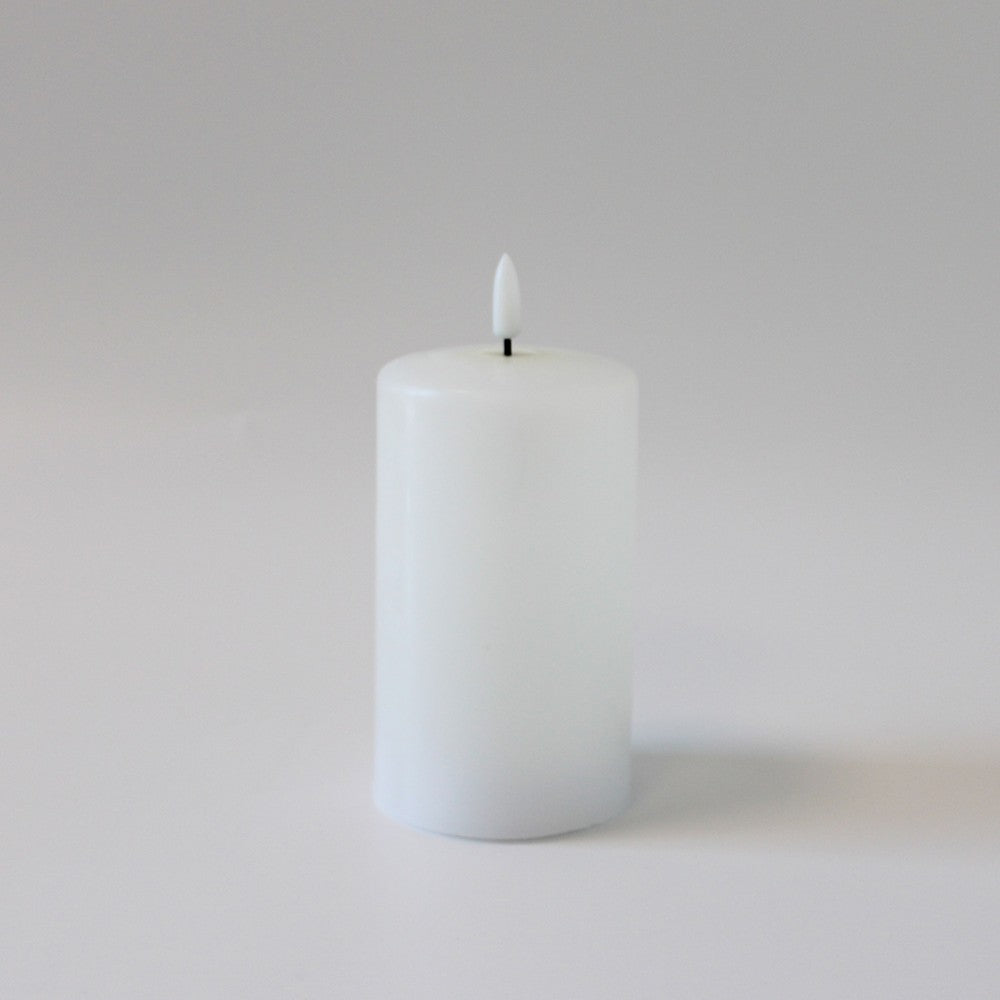 LED Bloklys med smelte-look og flammeeffekt, inkl. fjernbetjening, timer og ægte stearin - 12,5cm høj, Ø7,5cm