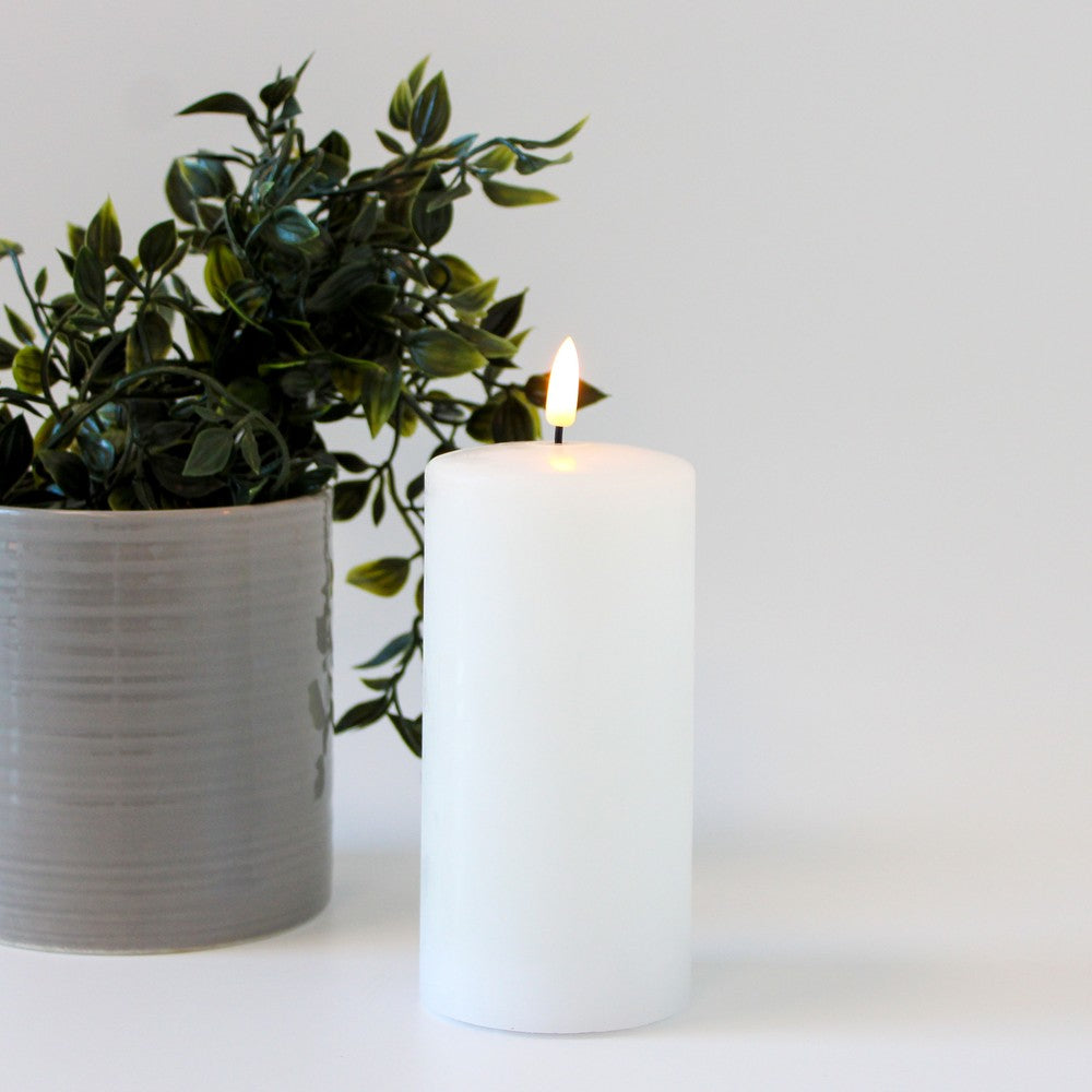 LED Bloklys med smelte-look og flammeeffekt, inkl. fjernbetjening og timer, 15 cm høj, Ø7,5 cm, ægte stearin