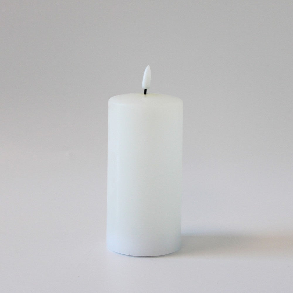 LED Bloklys med smelte-look og flammeeffekt, inkl. fjernbetjening og timer, 15 cm høj, Ø7,5 cm, ægte stearin