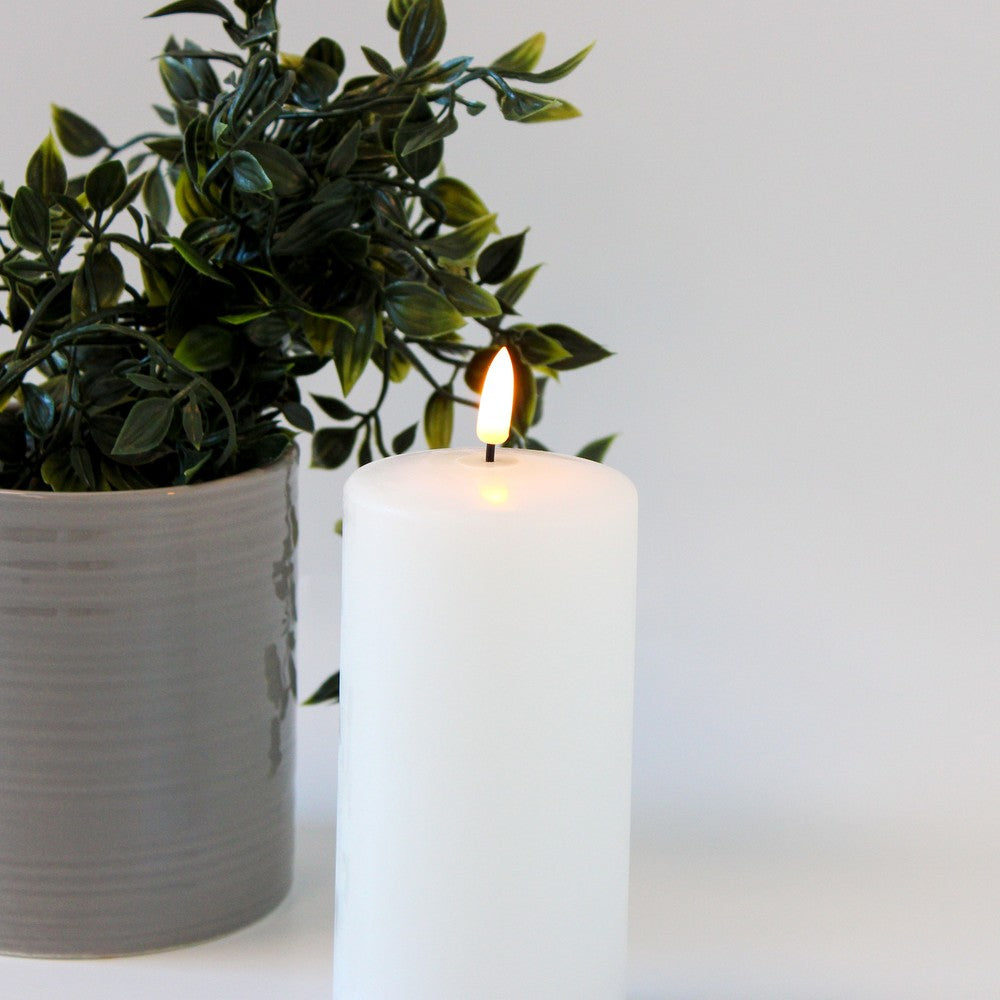 LED Bloklys med smelte-look og flammeeffekt, inkl. fjernbetjening og timer, 15 cm høj, Ø7,5 cm, ægte stearin