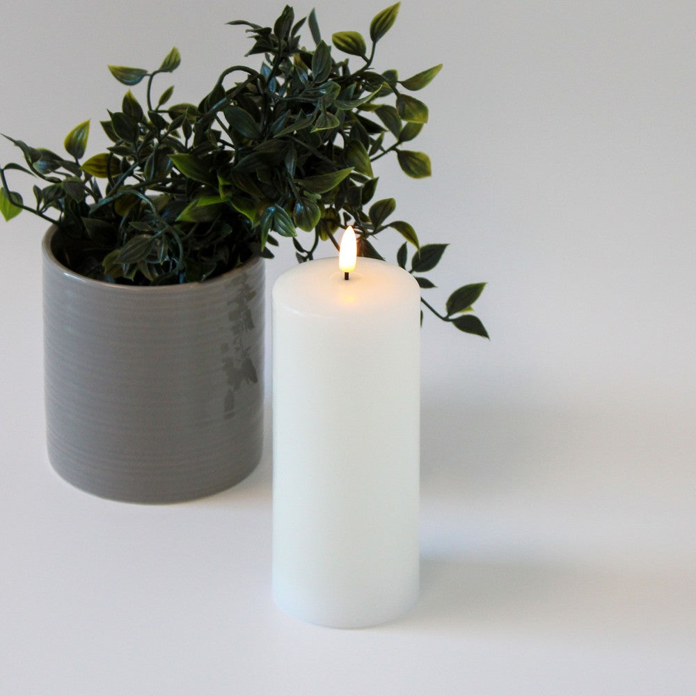LED Bloklys med smelte-look og flammeeffekt, 17,5 cm høj, inkl. fjernbetjening, timer og ægte stearin