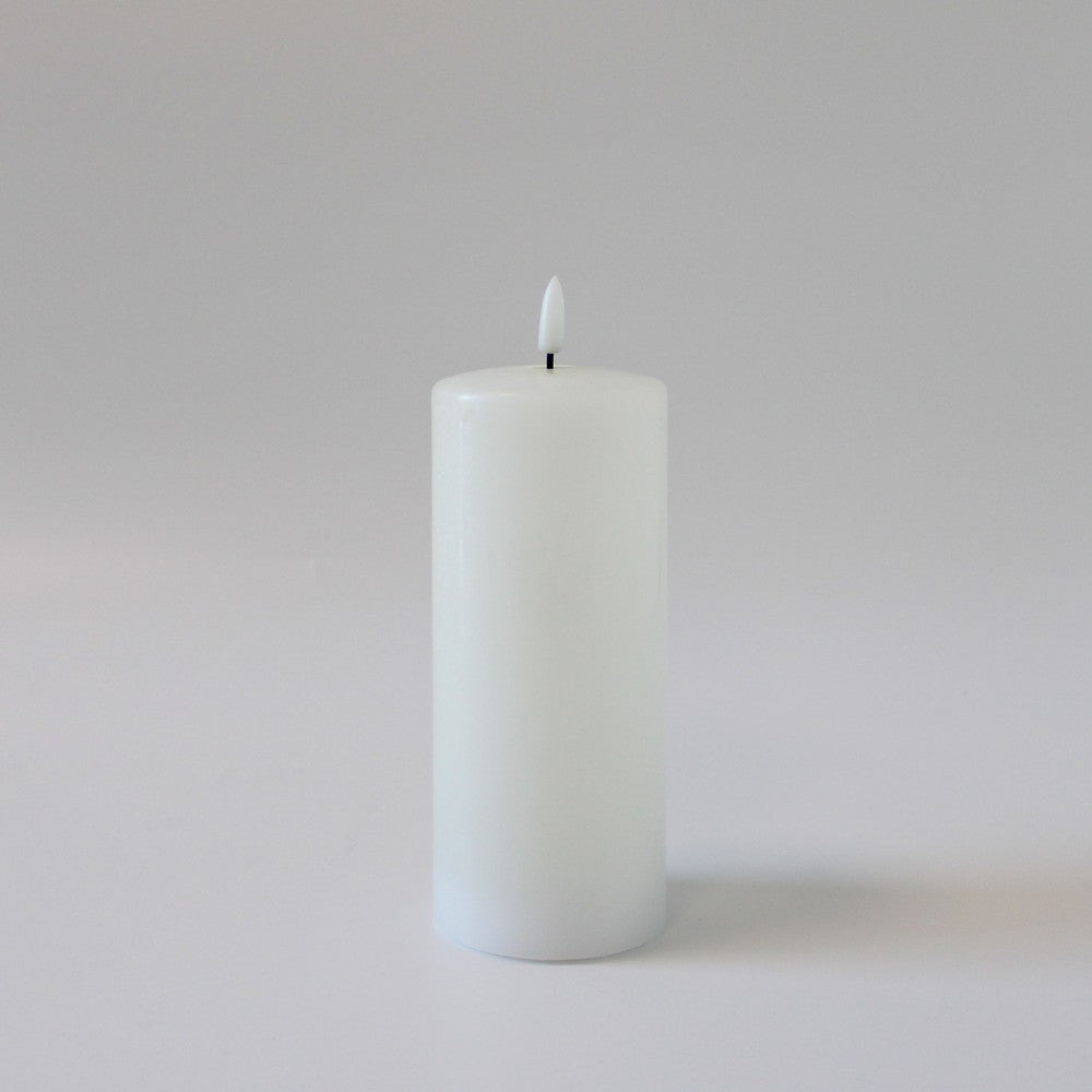 LED Bloklys med smelte-look og flammeeffekt, 17,5 cm høj, inkl. fjernbetjening, timer og ægte stearin