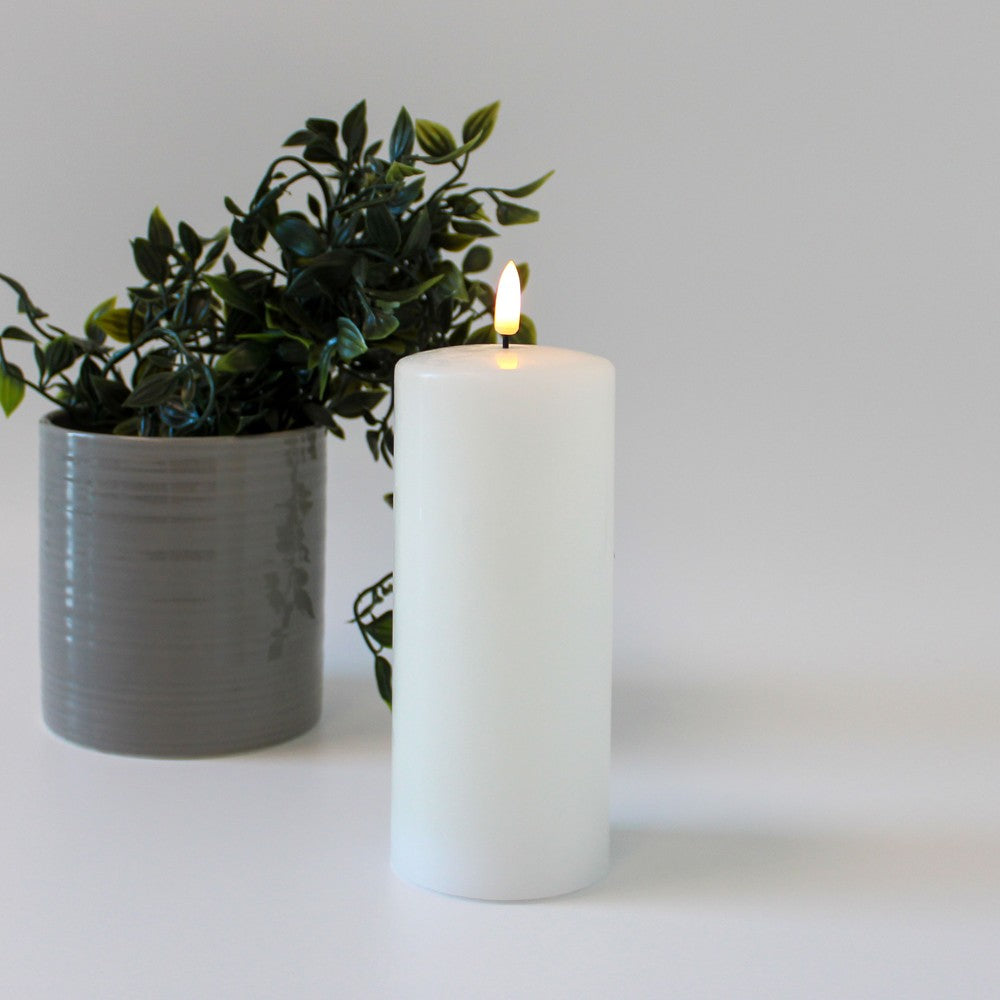 LED Bloklys med smelte-look og flammeeffekt, 17,5 cm høj, inkl. fjernbetjening, timer og ægte stearin