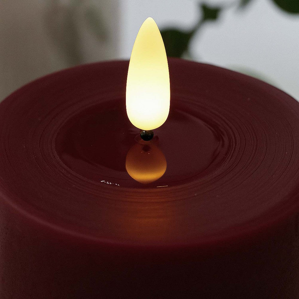 LED Bloklys med smelte-look og flammeeffekt, bordeauxrød, 12,5cm høj, Ø7,5cm, fjernbetjening, virker med ægte stearin