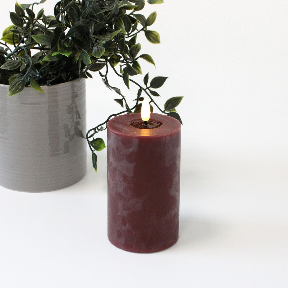 LED Bloklys med smelte-look og flammeeffekt, bordeauxrød, 12,5cm høj, Ø7,5cm, fjernbetjening, virker med ægte stearin