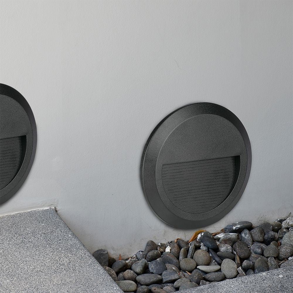 LED Trinlys med 2W effekt, 4000K lysfarve, sort hus, rund form og IP65 beskyttelse