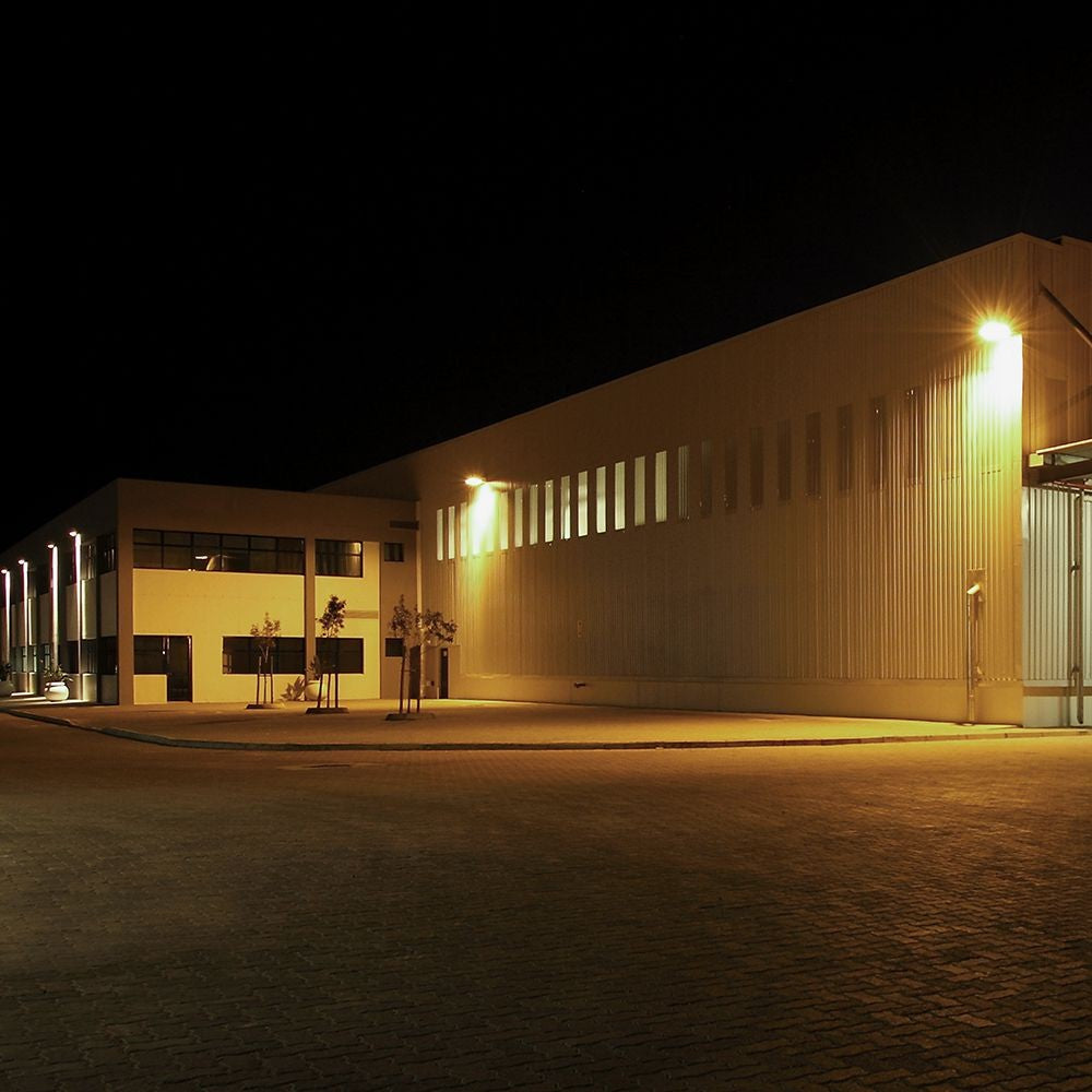 100W LED Projektør med 6500K lysfarve og hvidt hus - 8700lm, RA70, IP65
