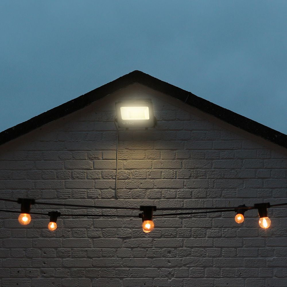 30W RGB + Hvid Projektør med Fjernbetjening - Sort hus, Grå matteret glas, IP65