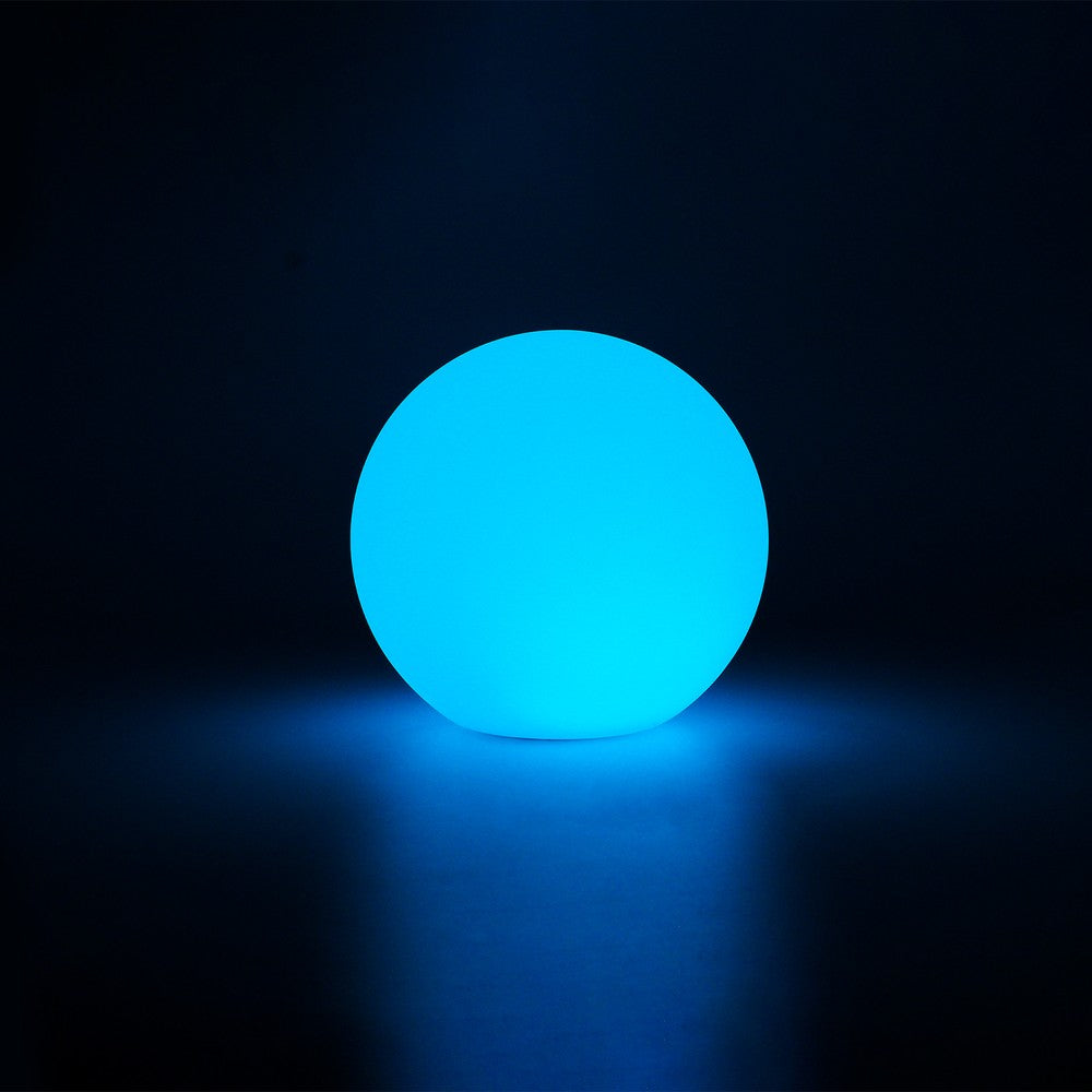 Genopladelig RGBW LED kugle (Ø8 cm) med fjernbetjening og IP68 beskyttelse