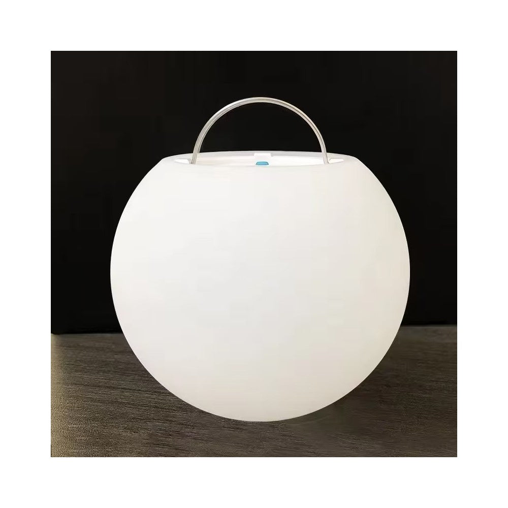 Genopladelig RGBW LED kugle (Ø8 cm) med fjernbetjening og IP68 beskyttelse