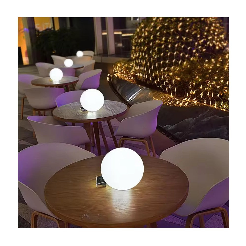 Genopladelig RGBW LED kugle (Ø8 cm) med fjernbetjening og IP68 beskyttelse