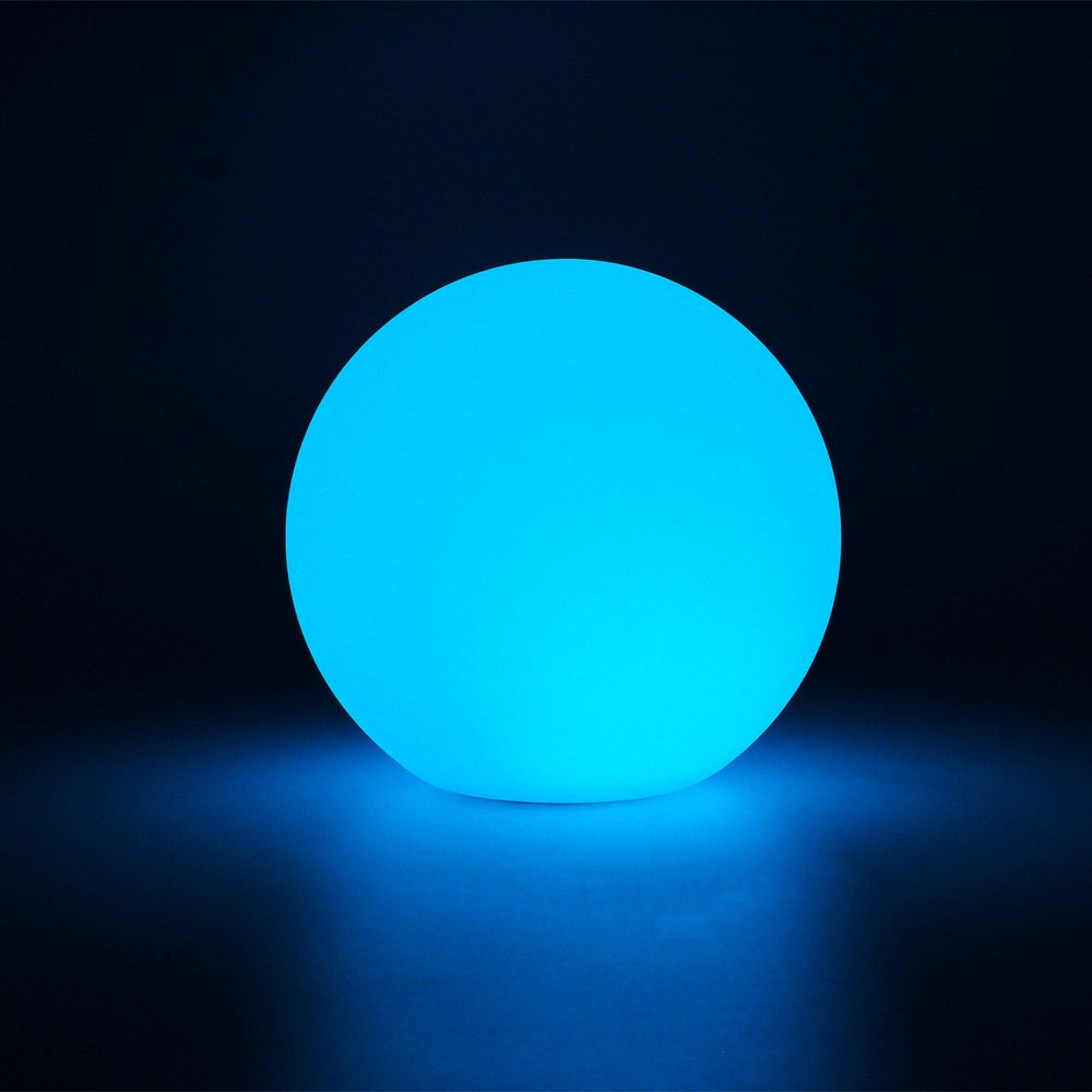 Genopladelig Ø12 cm RGBW LED kugle med fjernbetjening og IP68-klassificering