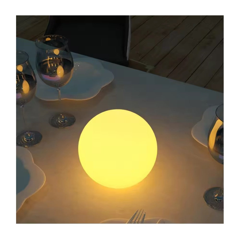 Genopladelig Ø12 cm RGBW LED kugle med fjernbetjening og IP68-klassificering