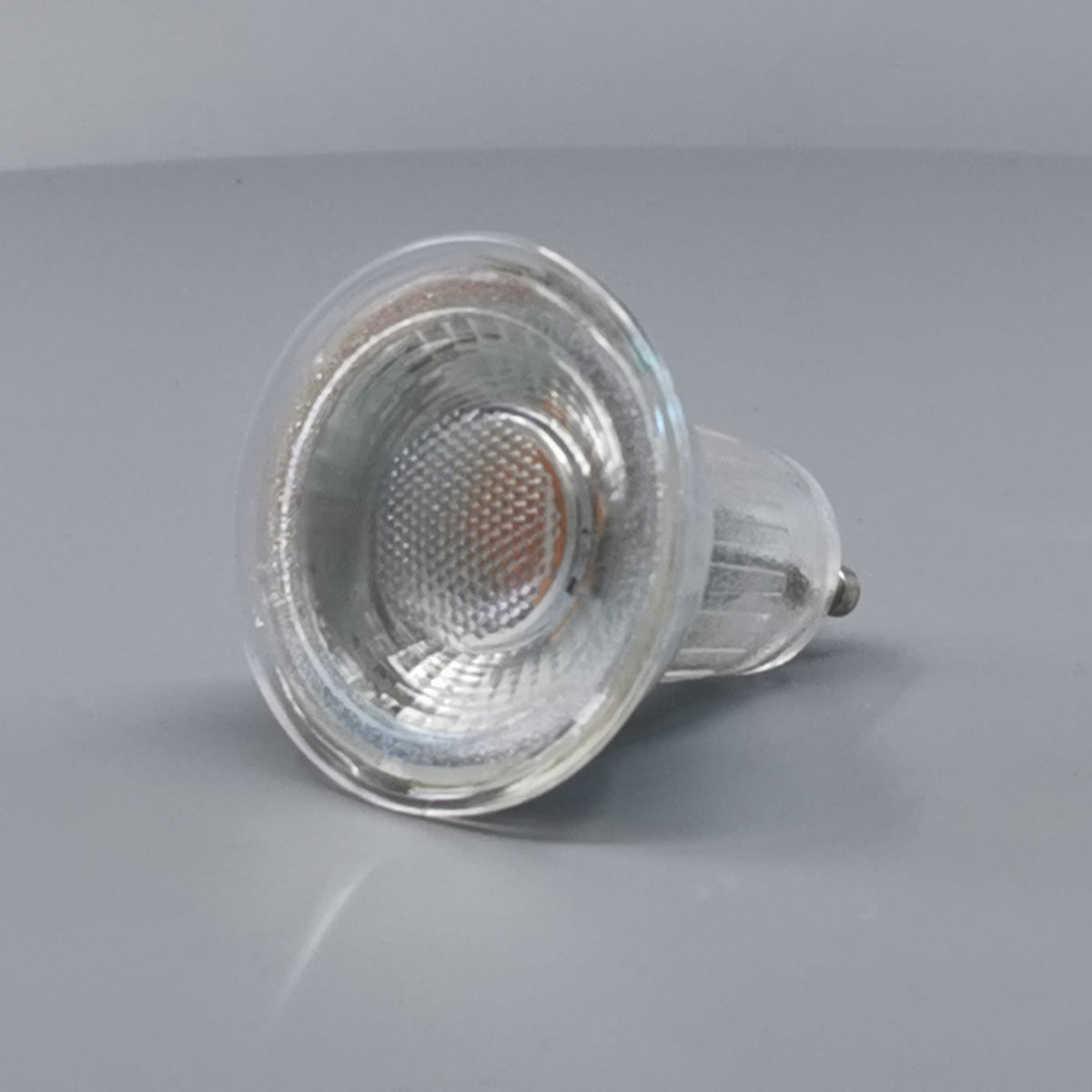 Diolux 4,7W GU10 3-trinsdæmpbar LED pære 3000K 38° (360° frame 24)