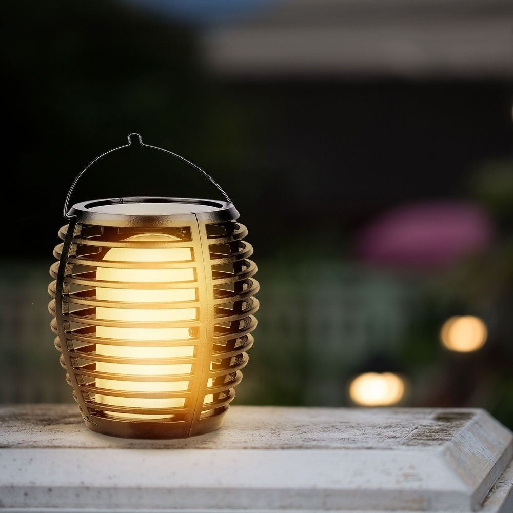Sort luksus solcelle havelampe med flammeeffekt og 65cm højde - 4-i-1 design. Effekt: 0,45W. Lysstyrke: 15lm.