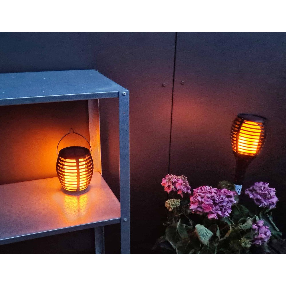 Sort luksus solcelle havelampe med flammeeffekt og 65cm højde - 4-i-1 design. Effekt: 0,45W. Lysstyrke: 15lm.