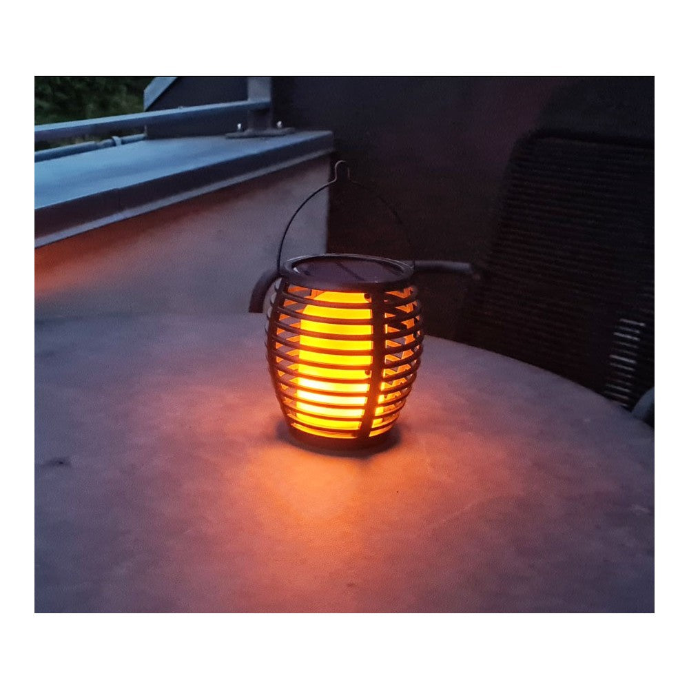 Sort luksus solcelle havelampe med flammeeffekt og 65cm højde - 4-i-1 design. Effekt: 0,45W. Lysstyrke: 15lm.