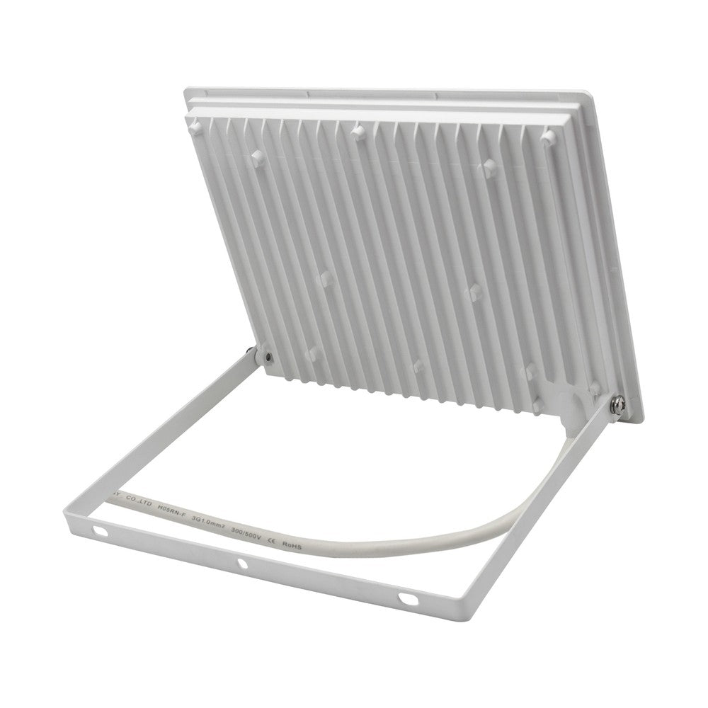 NOCTIS LUX 3 PROJEKTØR 100W 230V IP65 270x210x27mm HVID - Kraftfuld og vandtæt LED projektor med 100W effekt og 9400lm lysstyrke. Ideel til udendørs brug med IP65-klassificering. RA70 for naturlig farvegengivelse. Let og kompakt design i hvid finish.