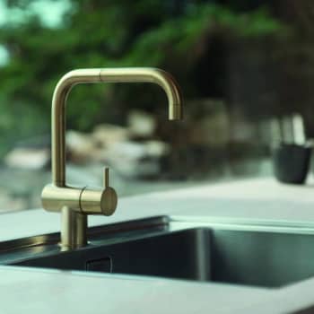 Vola KV1-19 køkkenbatteri messing natur