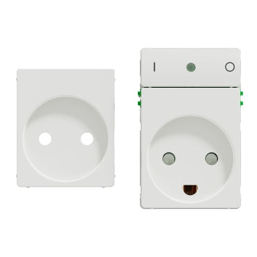 LK Fuga Wiser stikkontakt med afdækning og jord, 1½ modul, hvid