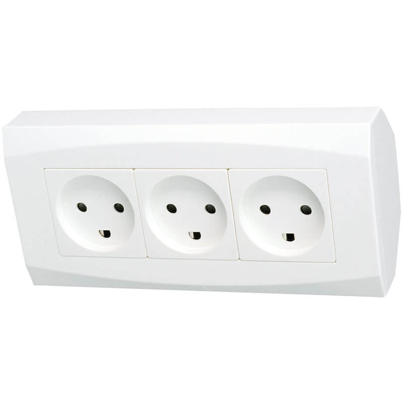 Tripel stikkontakt med jord til hjørnemontage