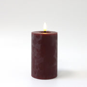 LED Bloklys med smelte-look og flammeeffekt, bordeauxrød, 12,5cm høj, Ø7,5cm, fjernbetjening, virker med ægte stearin