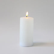 LED Bloklys med smelte-look og flammeeffekt, inkl. fjernbetjening og timer, 15 cm høj, Ø7,5 cm, ægte stearin