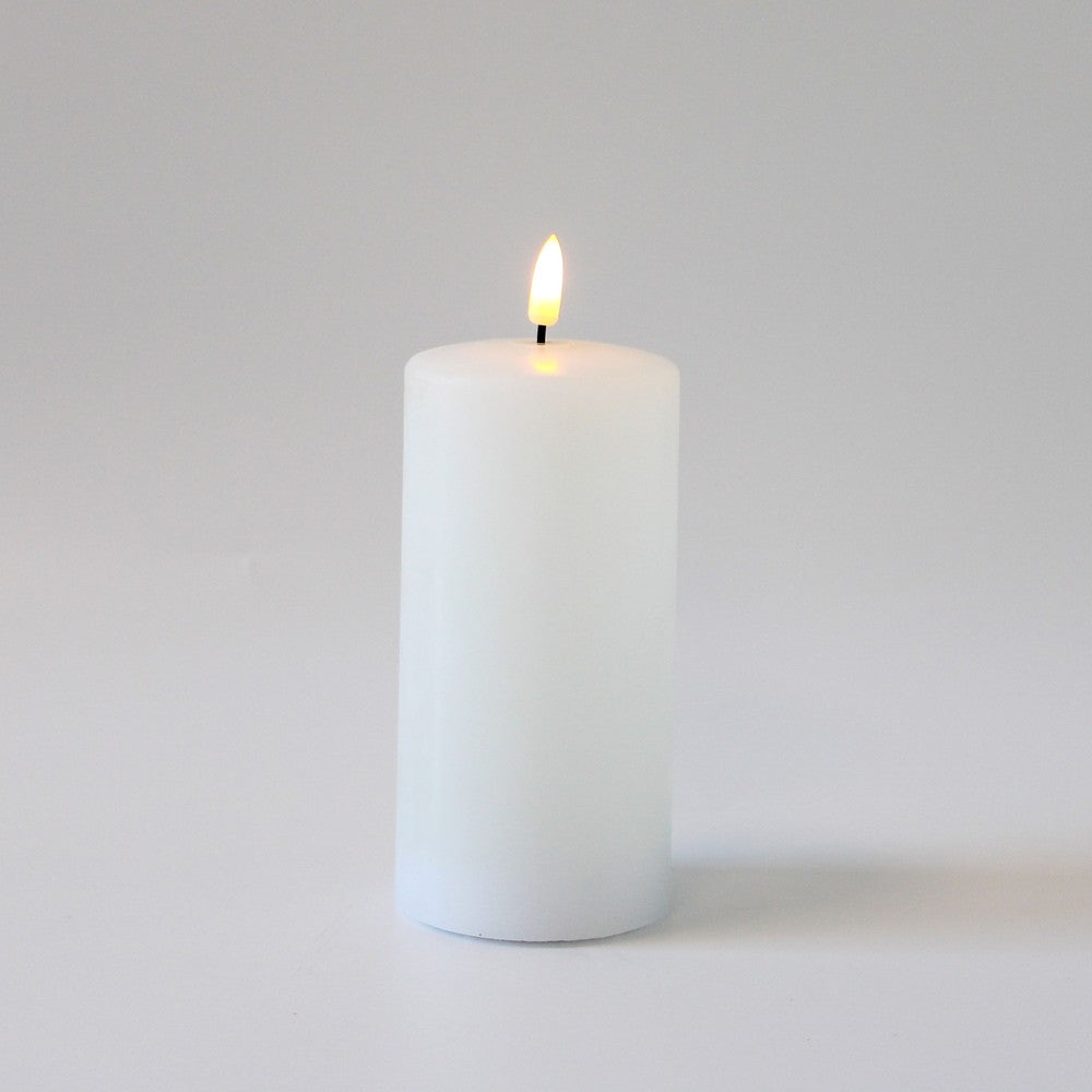 LED Bloklys med smelte-look og flammeeffekt, inkl. fjernbetjening og timer, 15 cm høj, Ø7,5 cm, ægte stearin