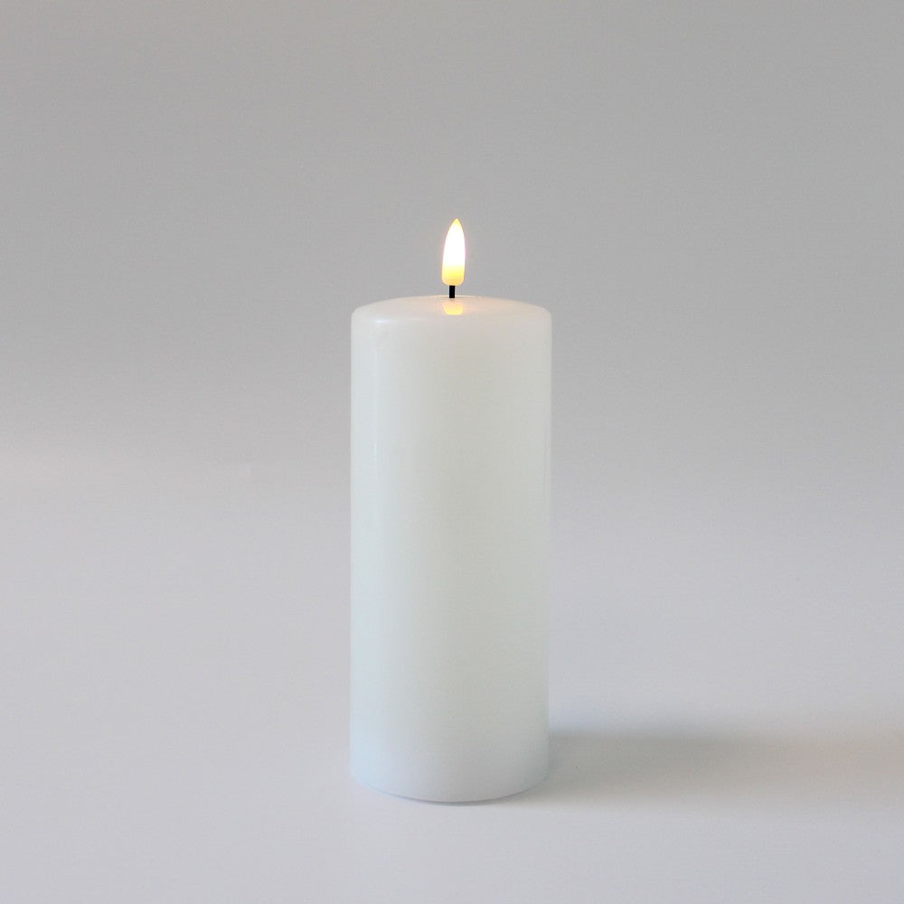 LED Bloklys med smelte-look og flammeeffekt, 17,5 cm høj, inkl. fjernbetjening, timer og ægte stearin
