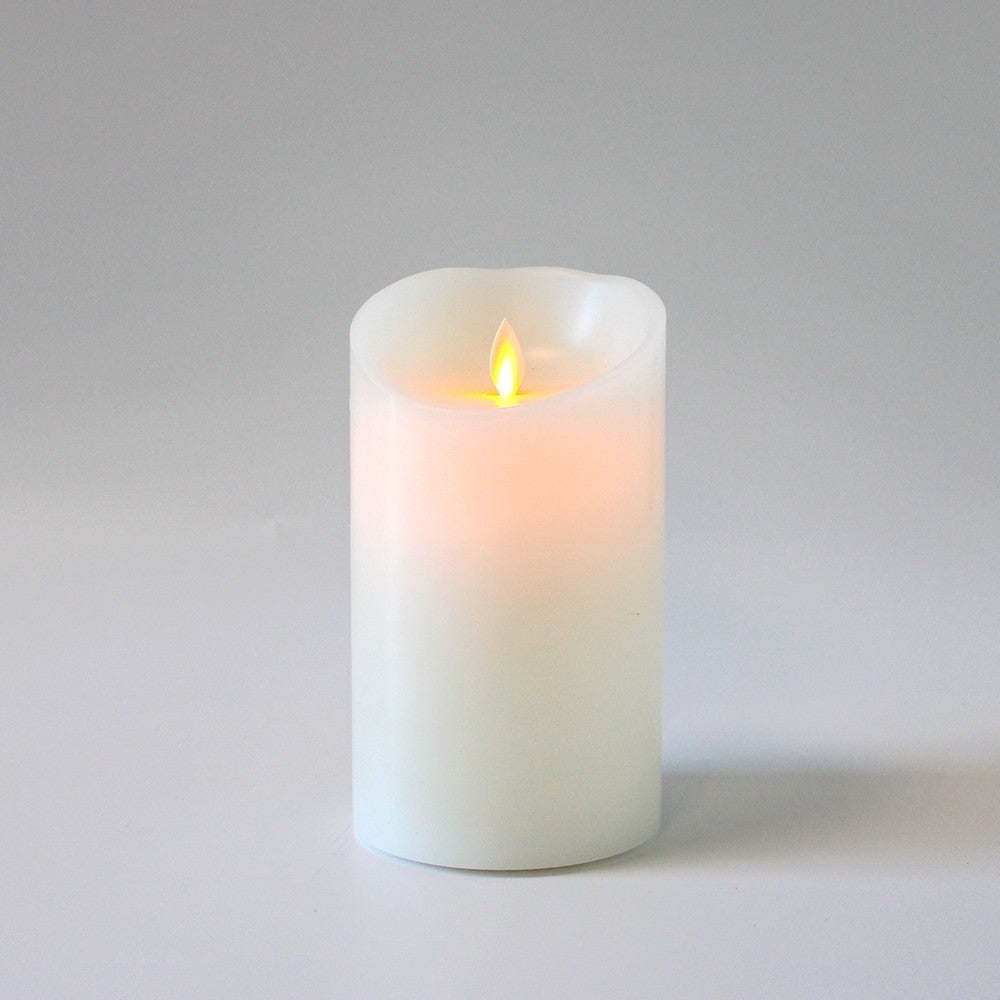 LED XL Bloklys 17,5cm høj med flammeeffekt og fjernbetjening i hvid, Ø10cm, virker med ægte stearin