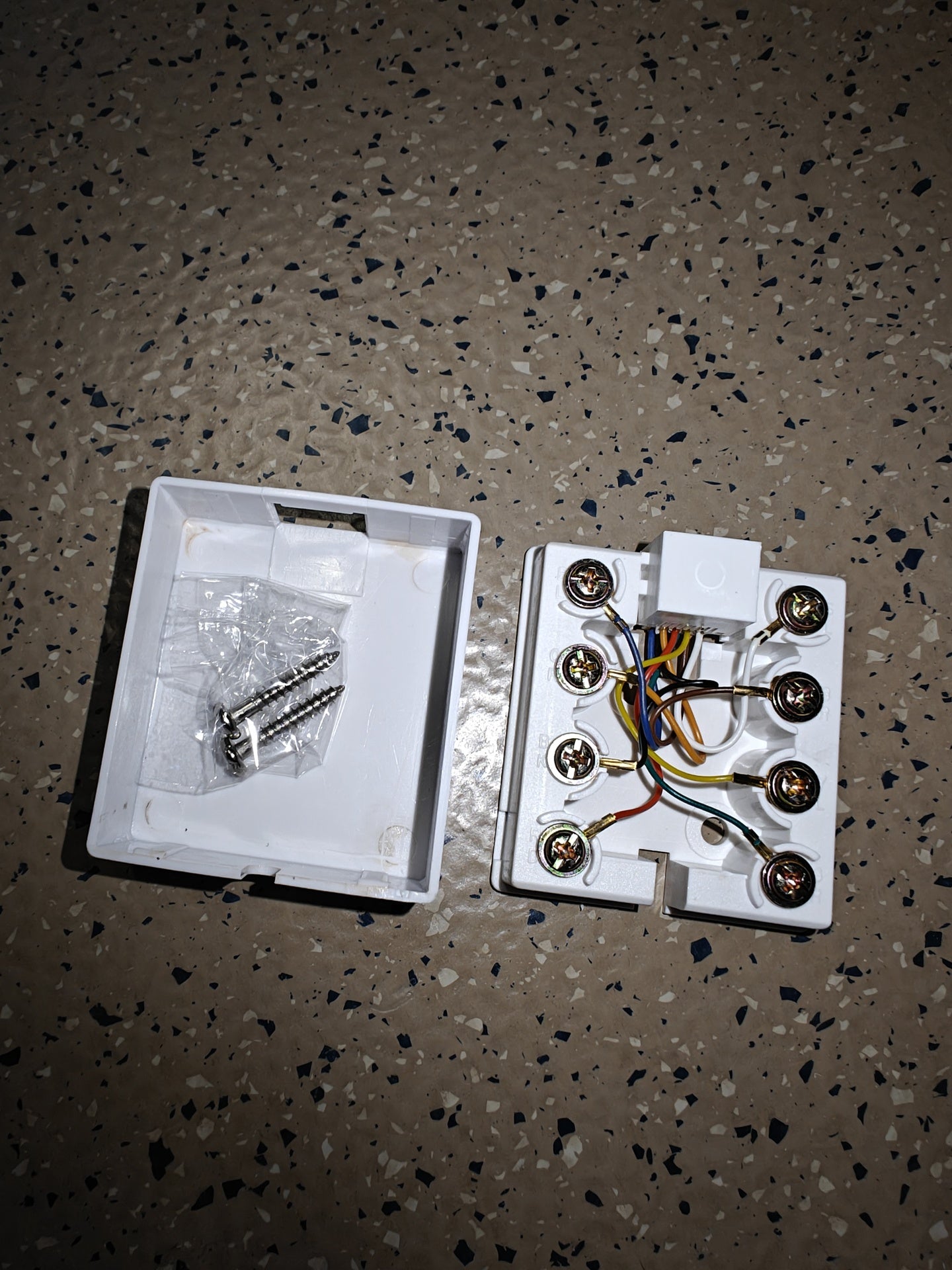 Modularudtag - RJ45(8P8C) hun, til vægmontering, Hvid