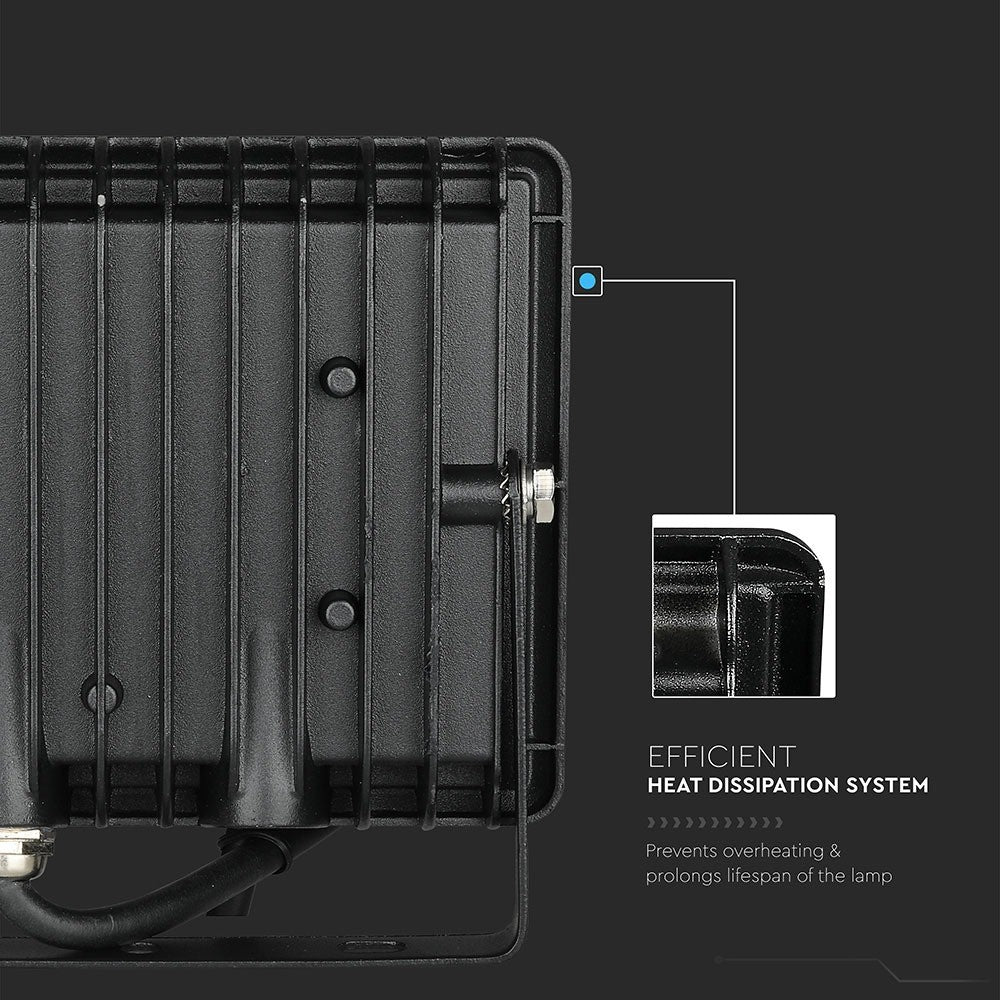 20W LED-projektør i sort hus med rødt lys - Effekt: 20W, RA70, IP65 - Vejr- og støvtæt design til udendørs brug