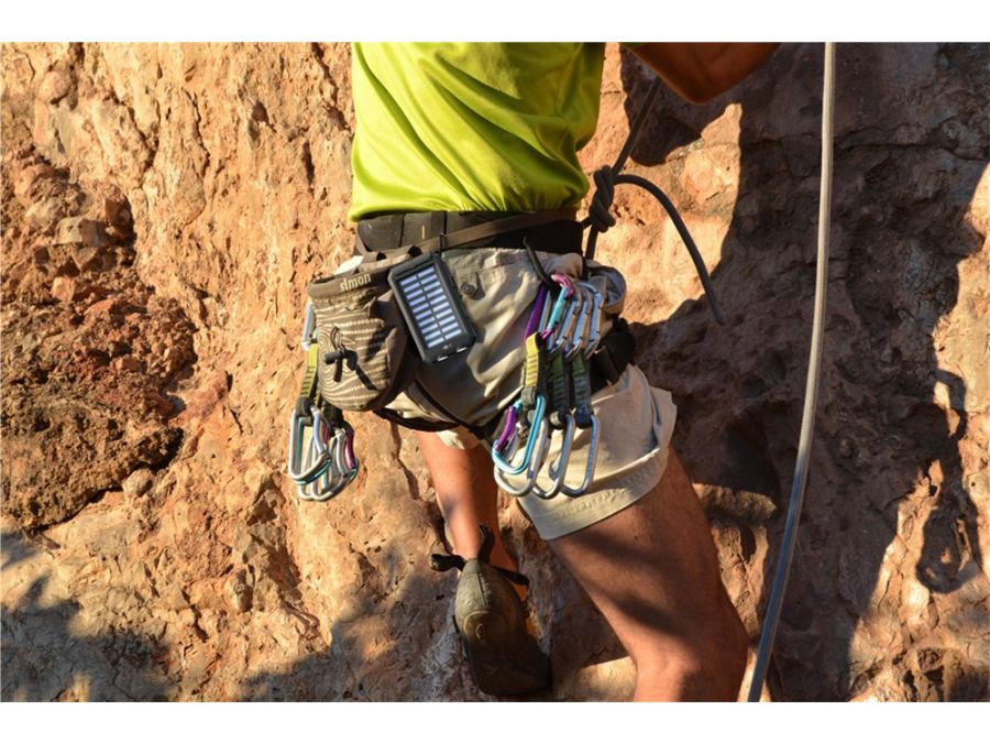 Powerbank 8.0 med solcelle og lygte - 8.000mAh, Sort