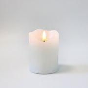 LED Bloklys med flammeeffekt og fjernbetjening, hvid, 10cm høj, Ø7,5cm, ægte stearin