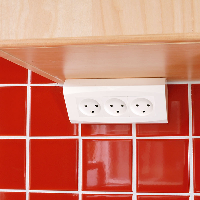 Tripel stikkontakt med jord til hjørnemontage