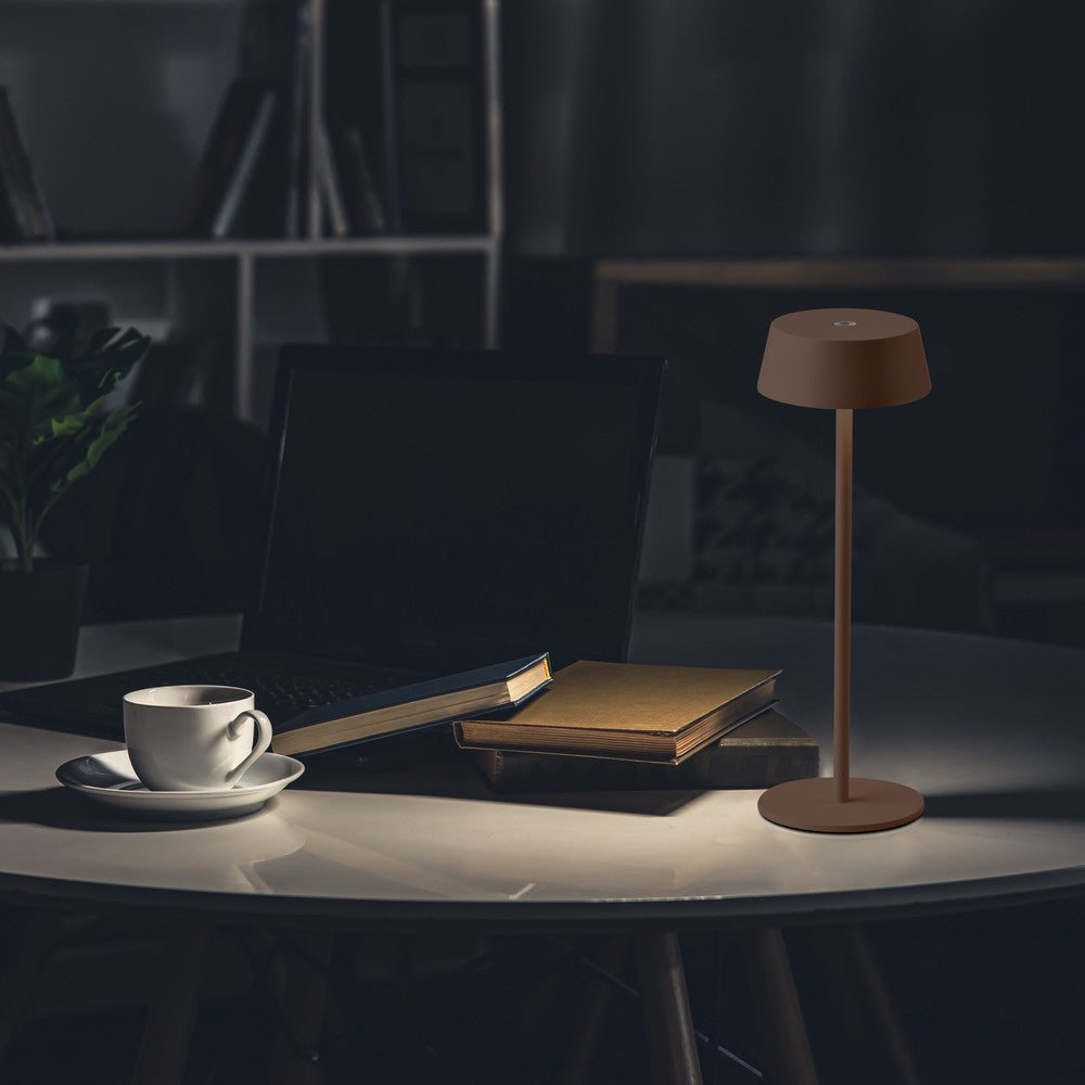 LED bordlampe 2W i Corten-finish med varm hvidt lys (3000K) og beskyttelse mod vandstænk (IP54)