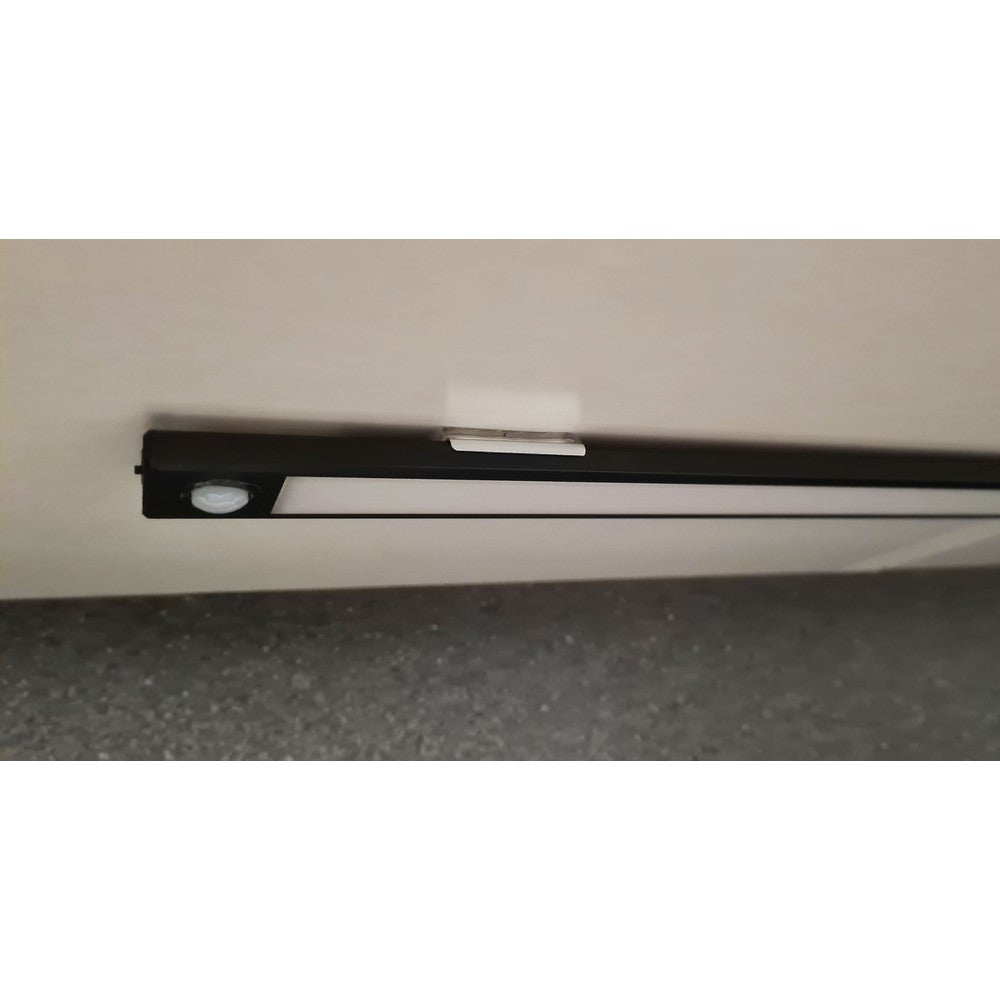 Sort Batteridrevet Skabsbelysning med PIR Sensor, Genopladelig - 40cm, 2W, 5V USB Input, 160lm, RA80, Flicker Free
