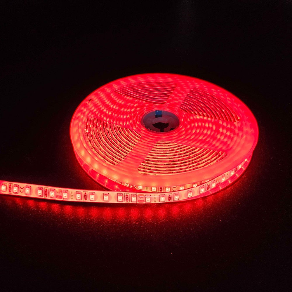 Rød 10W/m LED strip - 5m, 120 LED pr. meter, 24V, IP65 - Vandtæt og energieffektiv LED belysning til indendørs og udendørs brug.