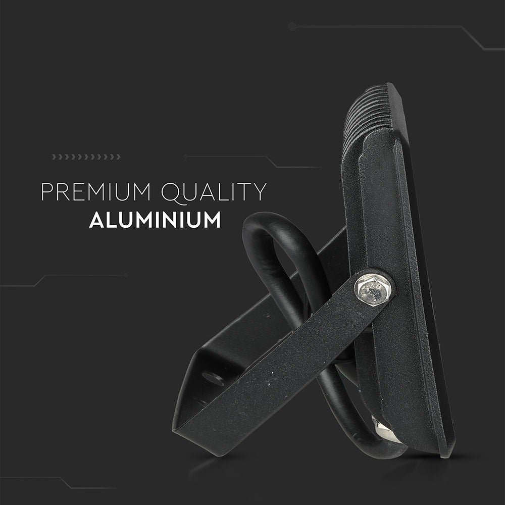 20W LED-projektør i sort hus med rødt lys - Effekt: 20W, RA70, IP65 - Vejr- og støvtæt design til udendørs brug