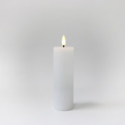 LED Bloklys med flammeeffekt, hvid, 15cm, fjernbetjening og timer - Ægte stearin, Ø5cm